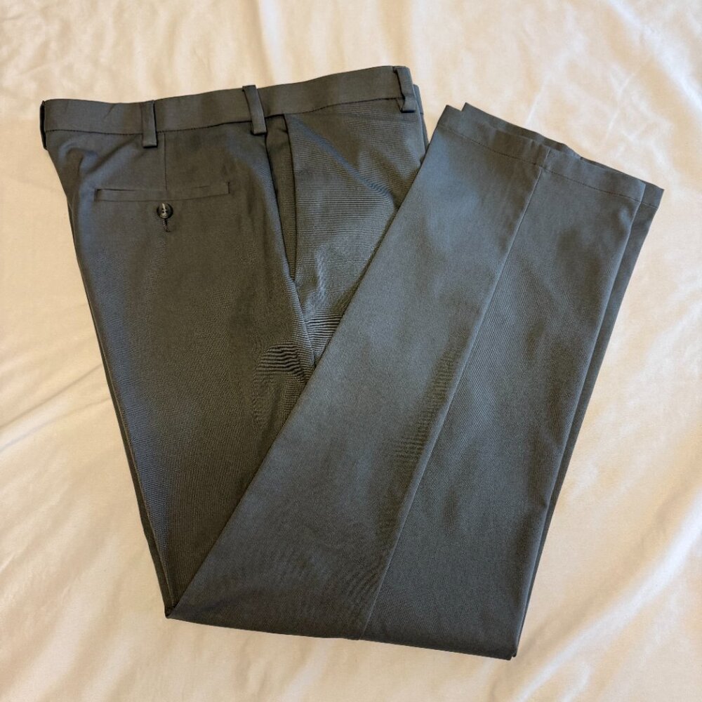 Haggar Mens Cool Right Performance Flex Straight Fit Flat Front Classic Fit